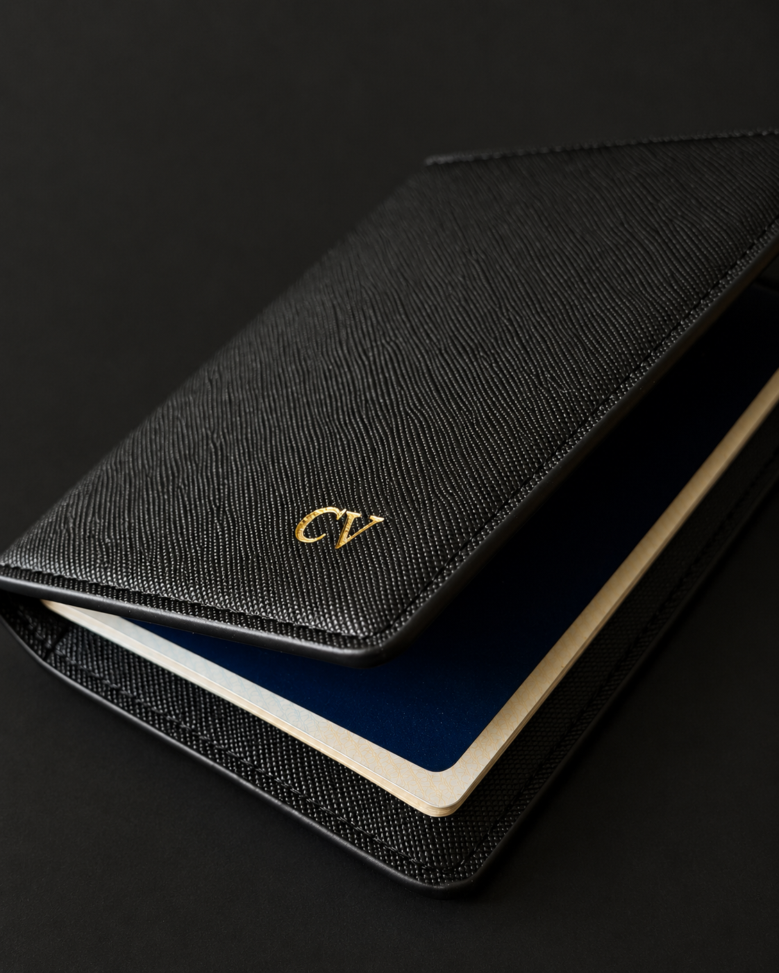 Portapasaportes de cuero saffiano personalizado con iniciales – VÉRTICE