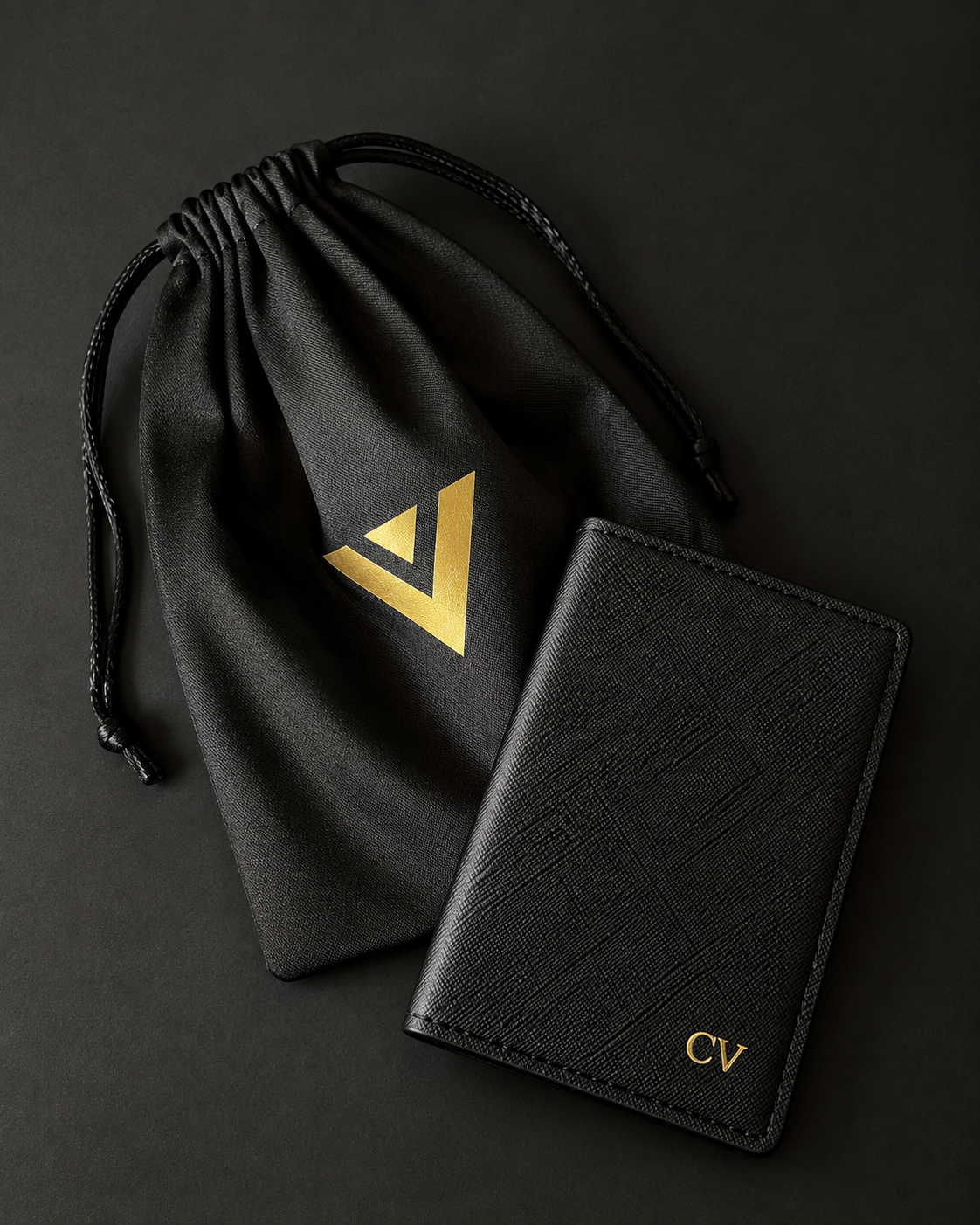 Portapasaportes de cuero saffiano personalizado con iniciales – VÉRTICE